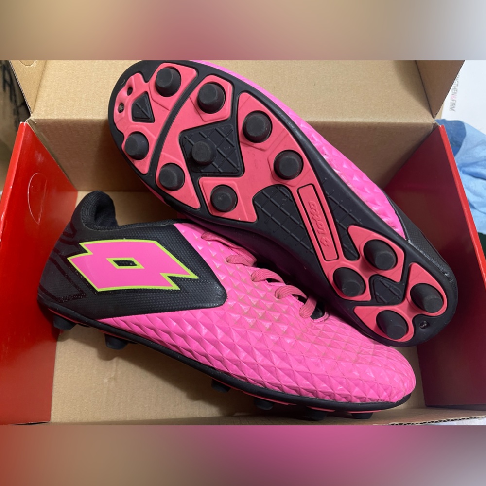 Girls Soccer cleats ⚽️ - Picture 3 of 5